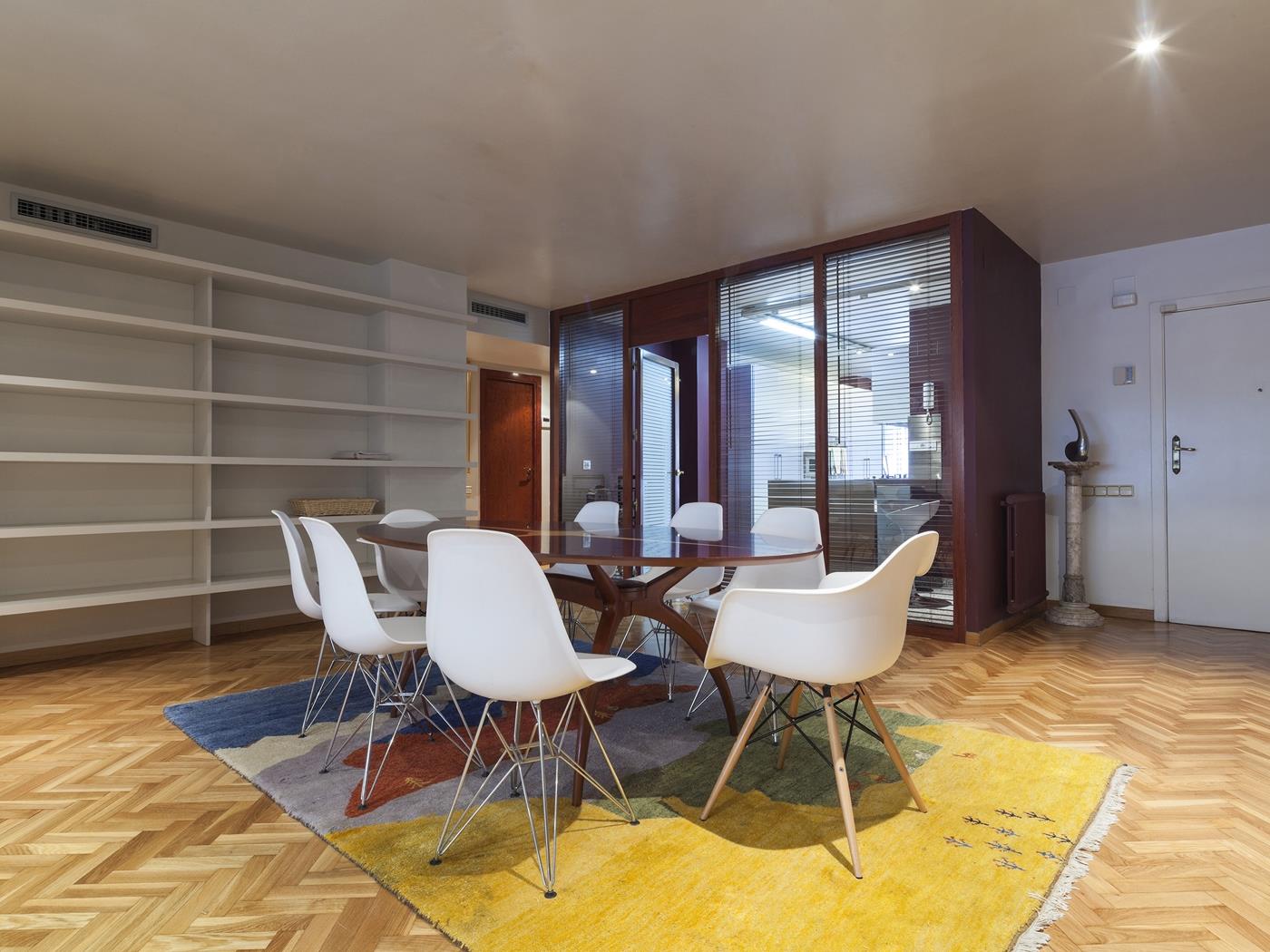 Classic executive Bonanova Apartment for 8 - My Space Barcelona Aпартаменты
