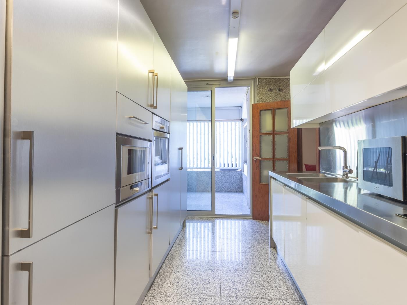Classic executive Bonanova Apartment for 8 - My Space Barcelona Aпартаменты