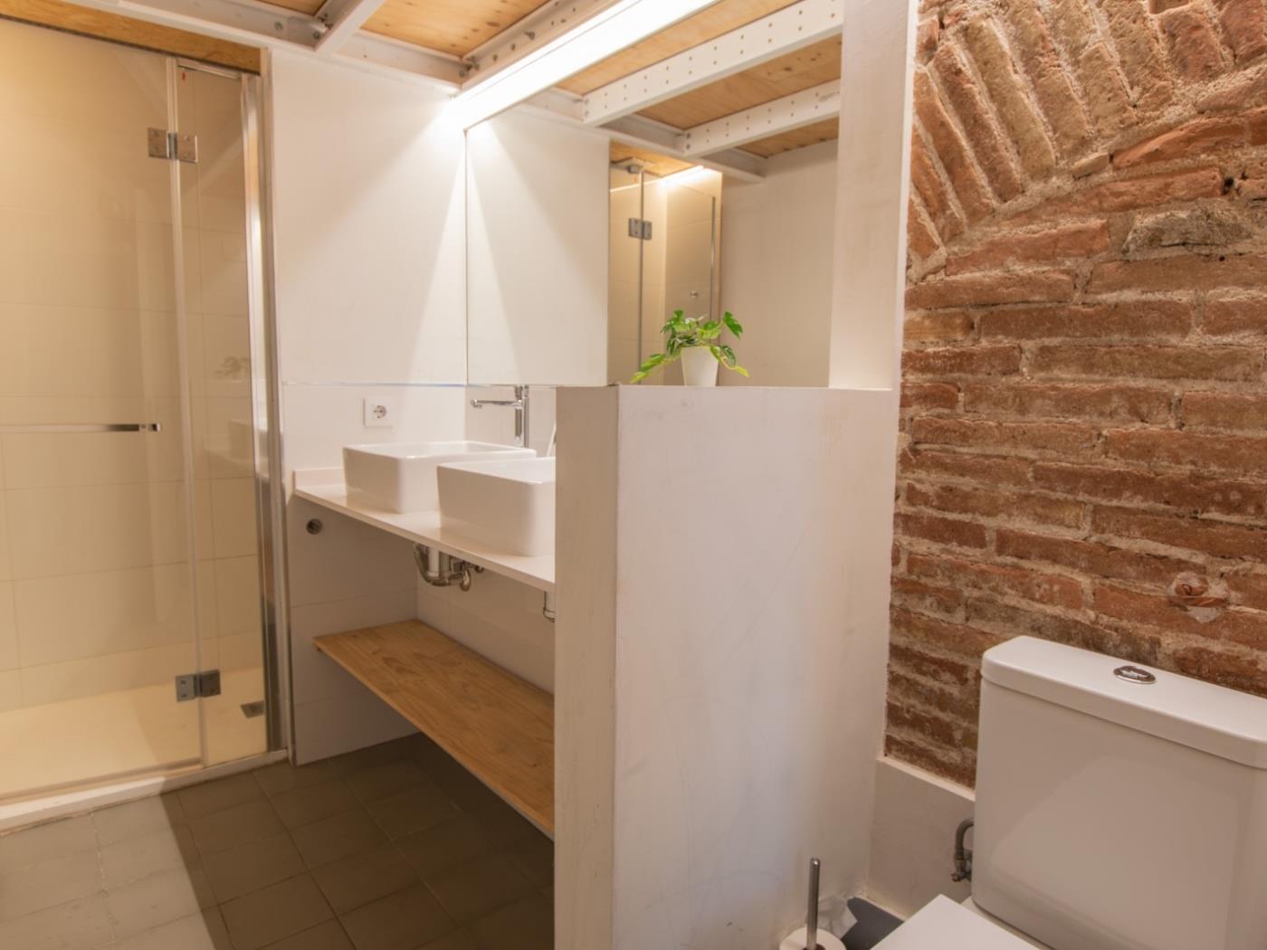Современный дуплекс-студия с большой террасой в центре - My Space Barcelona Aпартаменты